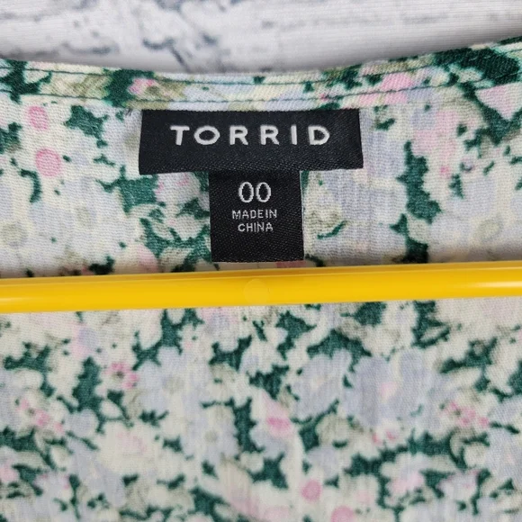 Torrid Size 00 Floral Smocked Top - Picture 2 of 7